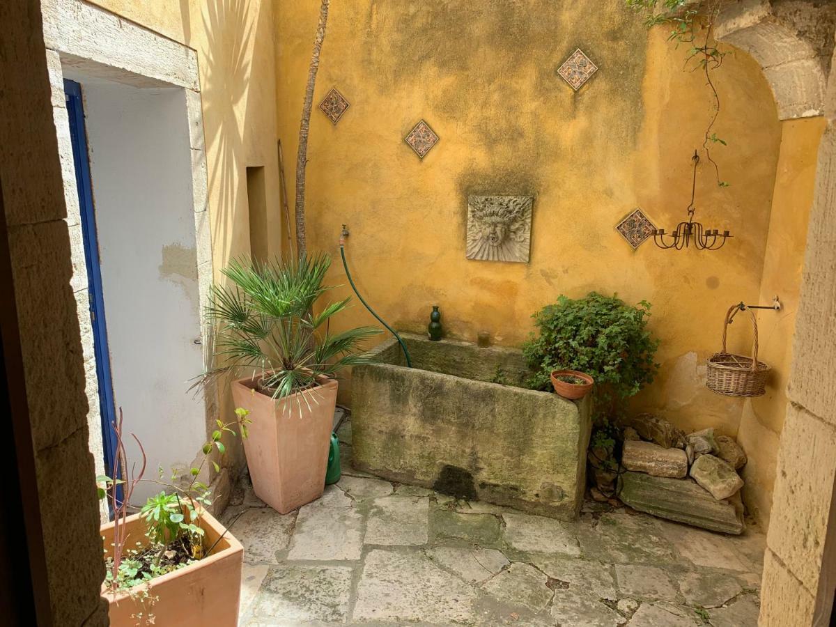 ホテル La Sarrasine Villes-sur-Auzon エクステリア 写真